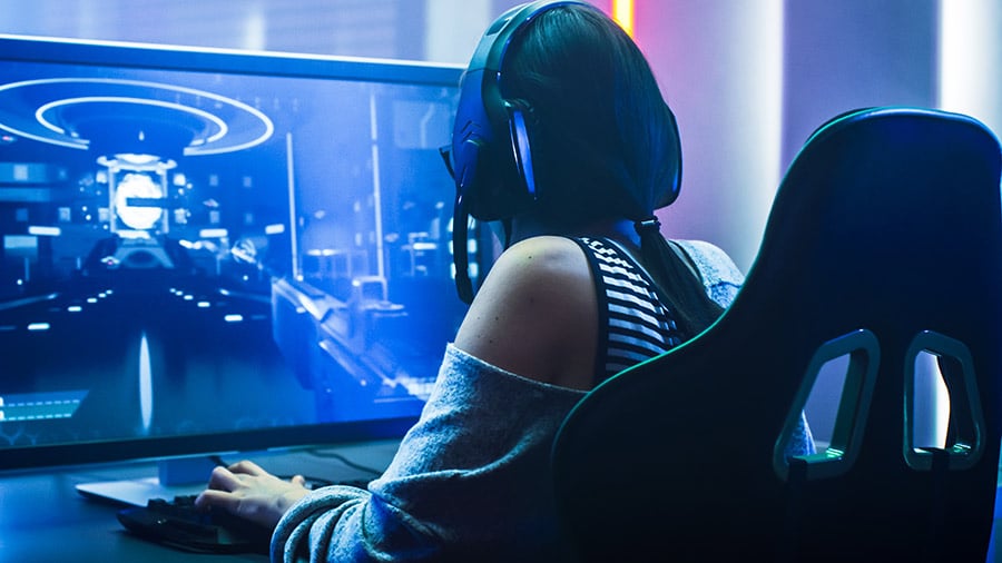 girl-playing-esports