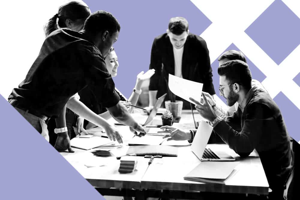 İşyerinde birlikte çalışanları gösteren İşyeri Verimliliğini Artırma teması