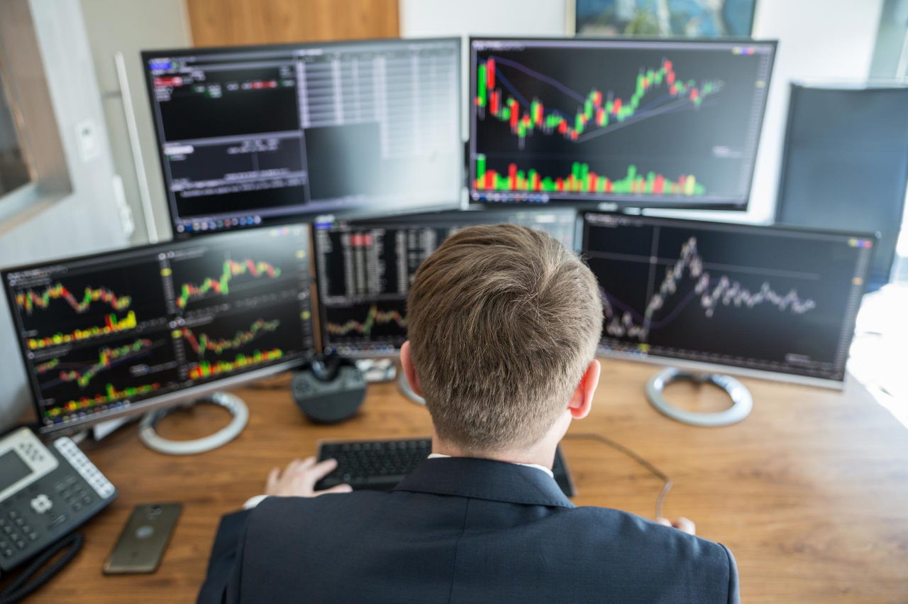 Best Monitors for Traders – A Complete Guide in 2021 | ViewSonic Library