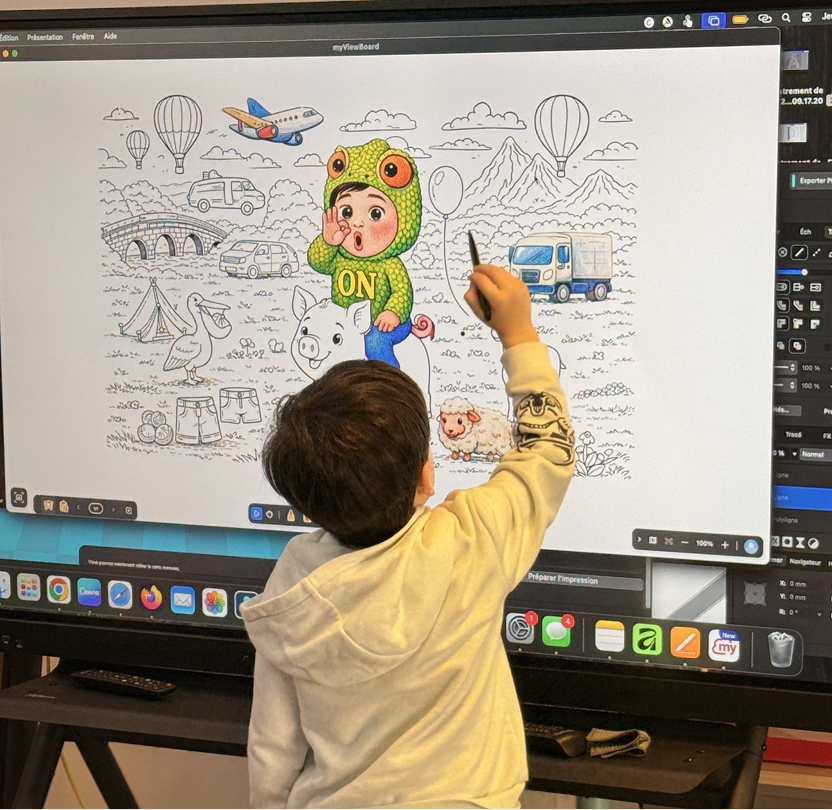 Élève de primaire interagissant avec un écran numérique interactif ViewSonic lors d’une activité collective en classe.