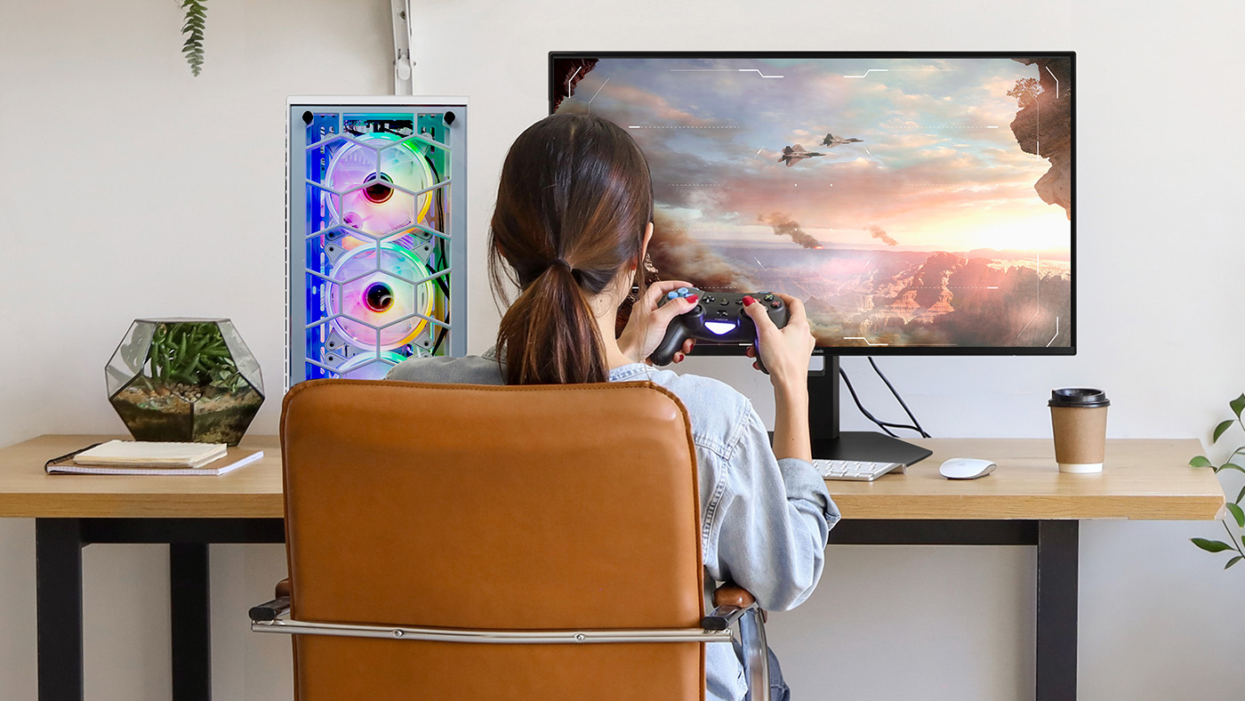 Gamer mon using a monitor