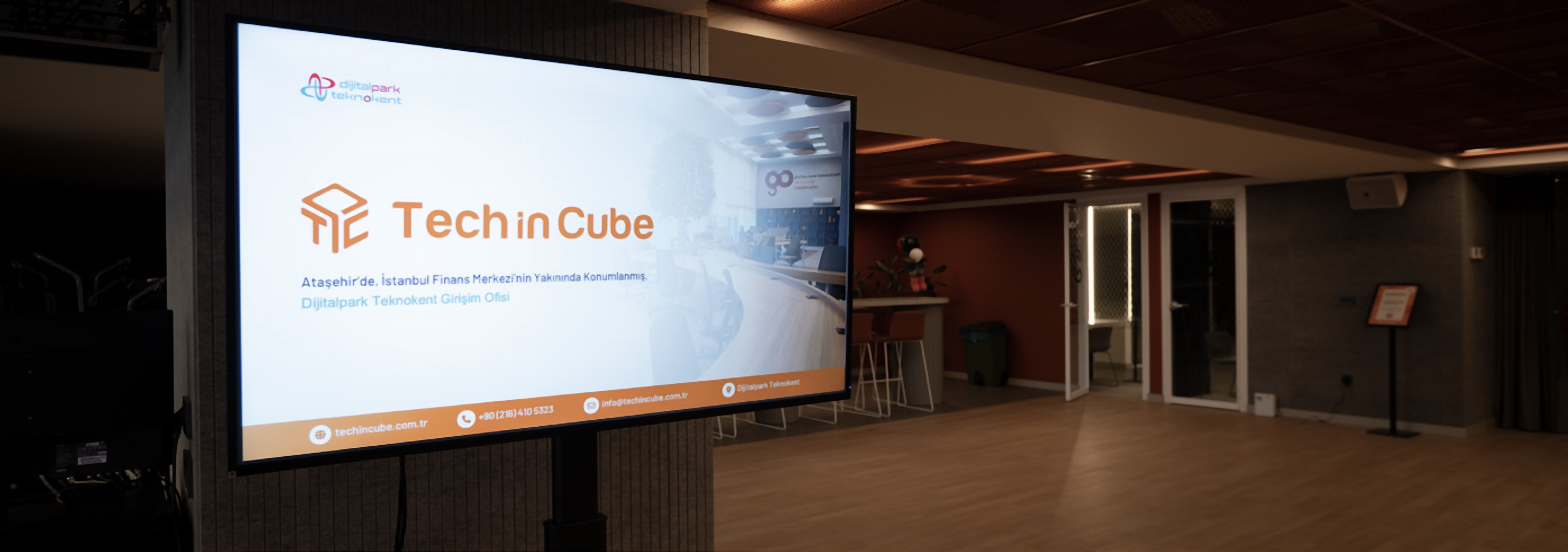 03 Lobby Display Wide