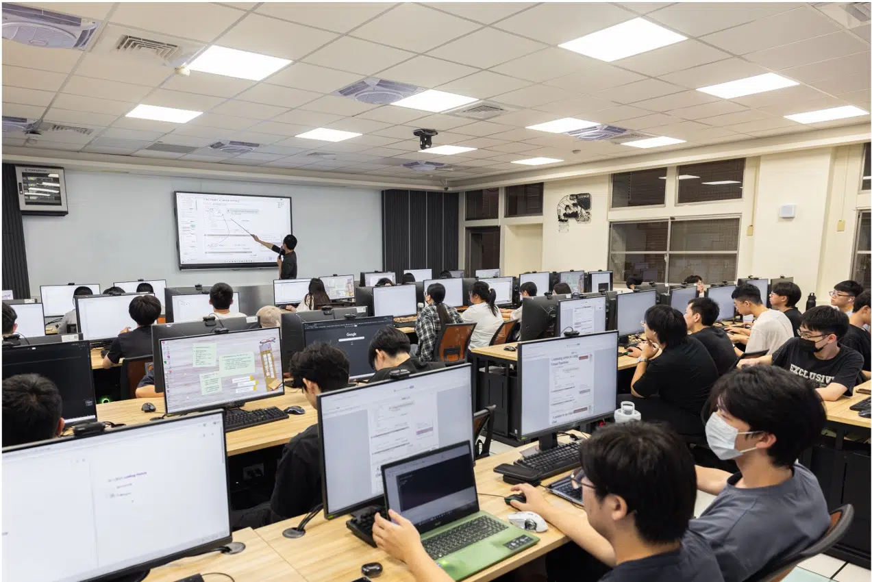 Sinh viên thực hành trong phòng máy tính tại Đại học Tunghai