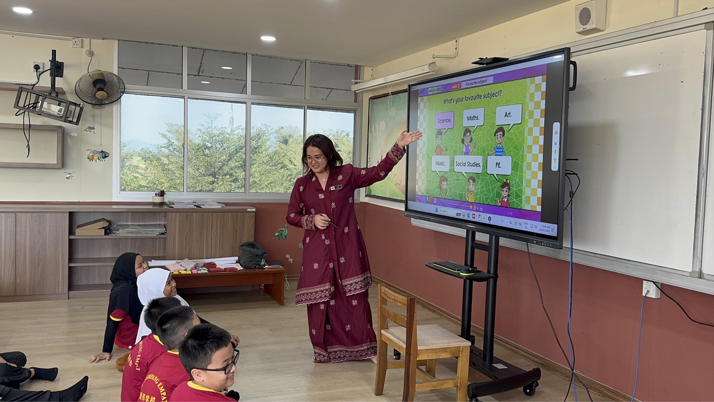 Giáo viên hướng dẫn học sinh tương tác trên màn hình ViewBoard trong lớp học thuộc chương trình JLiDS