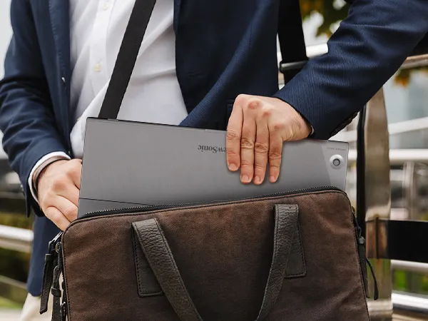 Hombre colocando el monitor portátil ViewSonic en una bolsa de viaje