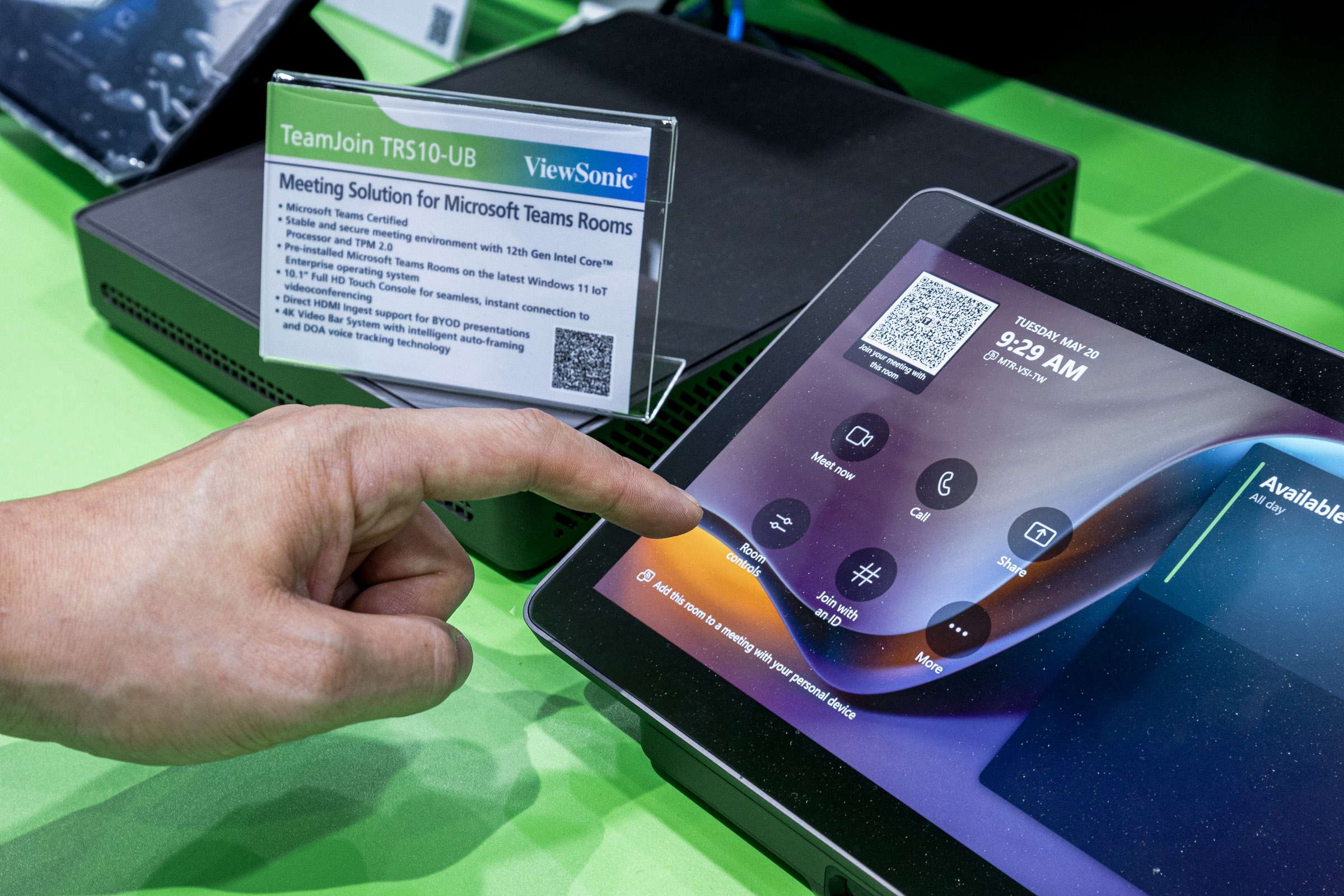 ViewSonic partnered with ATEN to showcase a smart meeting room solution using TeamJoin touch console for one-touch meetings and centralized control of lighting, audio, and environmental settings. 