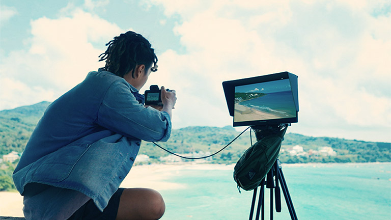 創作者在室外預覽照片。