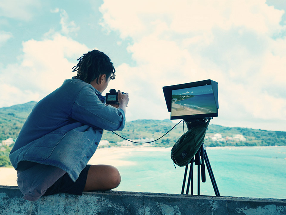 創作者在外使用高畫質可攜式顯示器預覽照片。