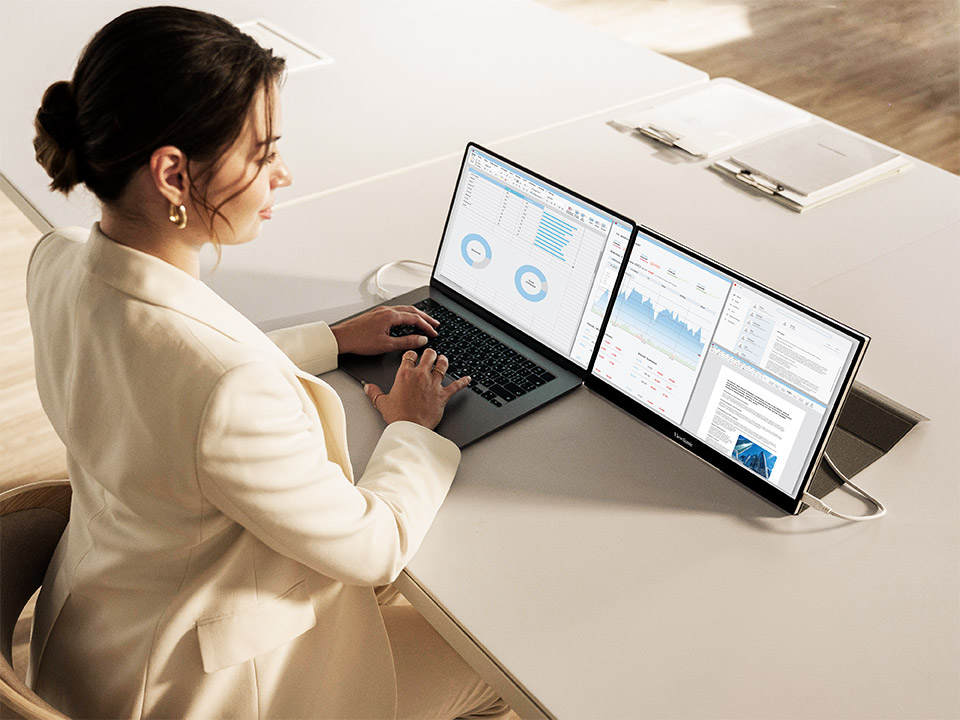 專家使用雙螢幕配置來最大化生產力。