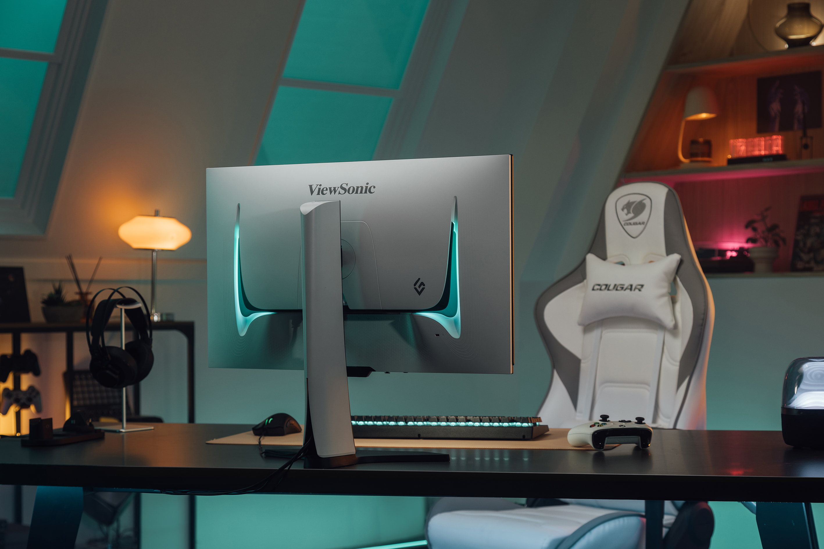 The design of the XG272-2K-OLED features a white finish and smooth contours.