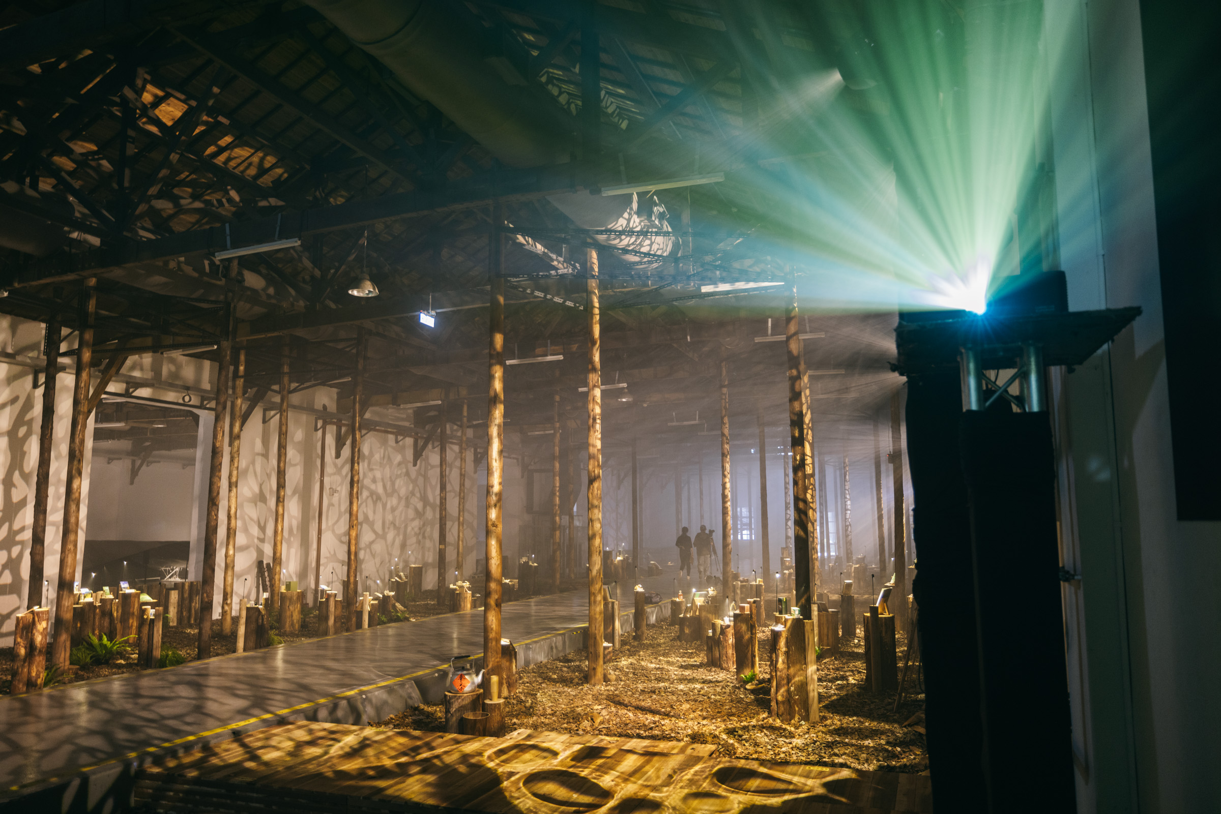 「穿霧之境」展區採用ViewSonic 8,500流明高亮度雷射投影機,透過亮度和廣色域還原技術,在霧氣與燈光照射中清晰呈現臺灣山林細節之美。