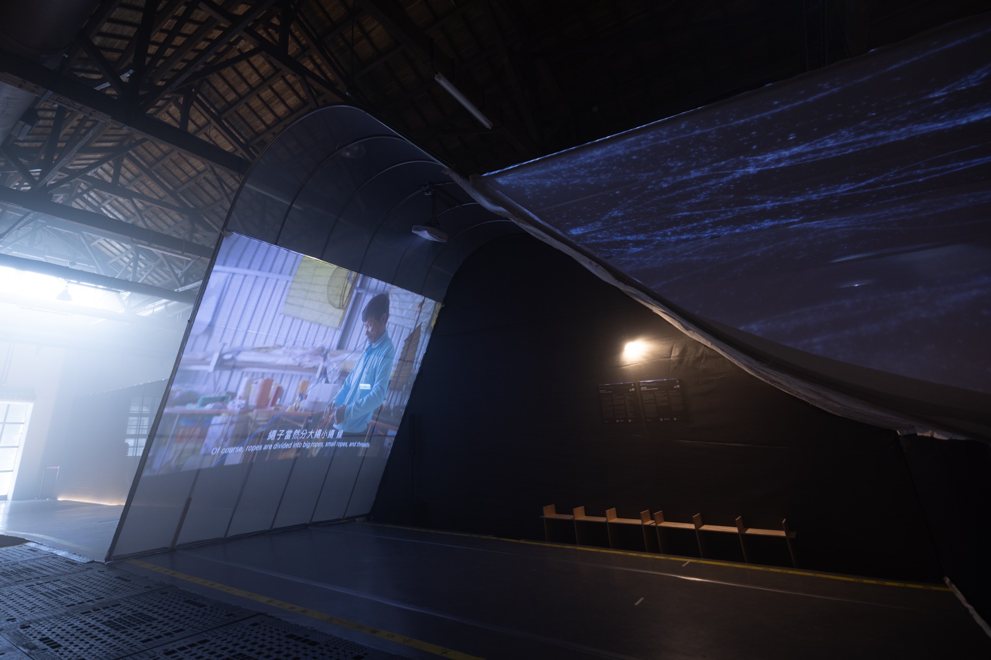 「有河之靈」展區運用ViewSonic超短焦雷射投影機,將水祭儀式及王船製作影像清晰呈現在透光網紗上,並於側面安裝空間投影河水流動波紋。