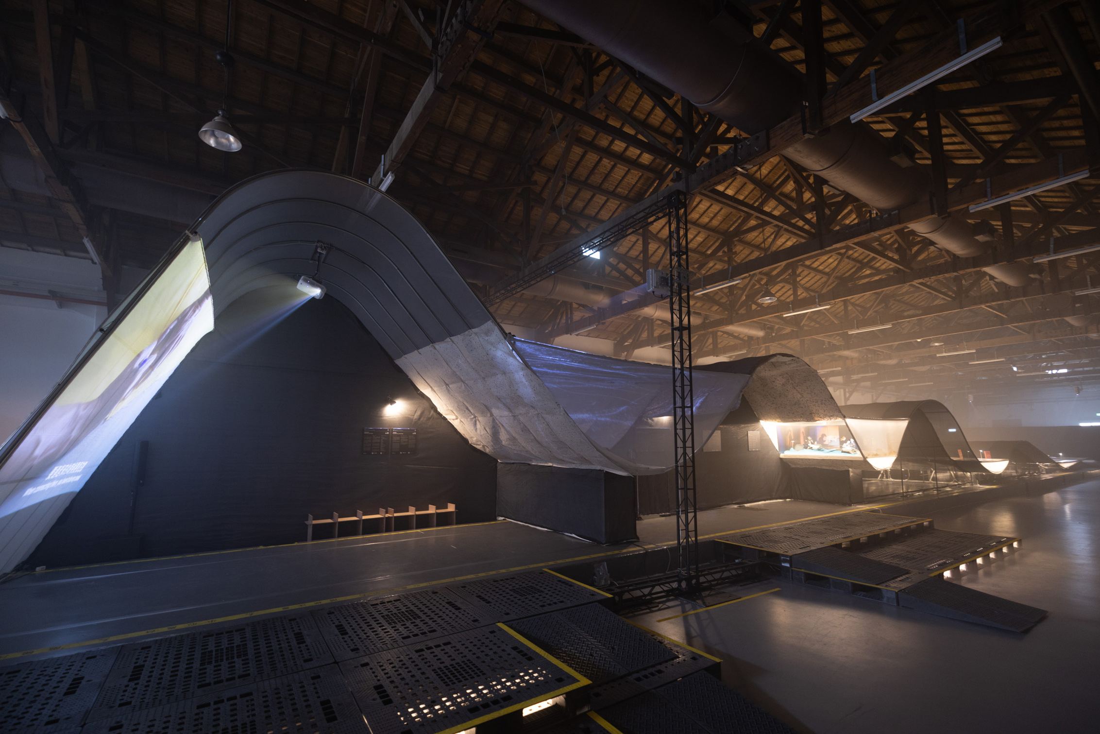 ViewSonic投影技術應用於「有河之靈」展區波浪造型展台,協助打造視覺與空間交融的創新展演形式。