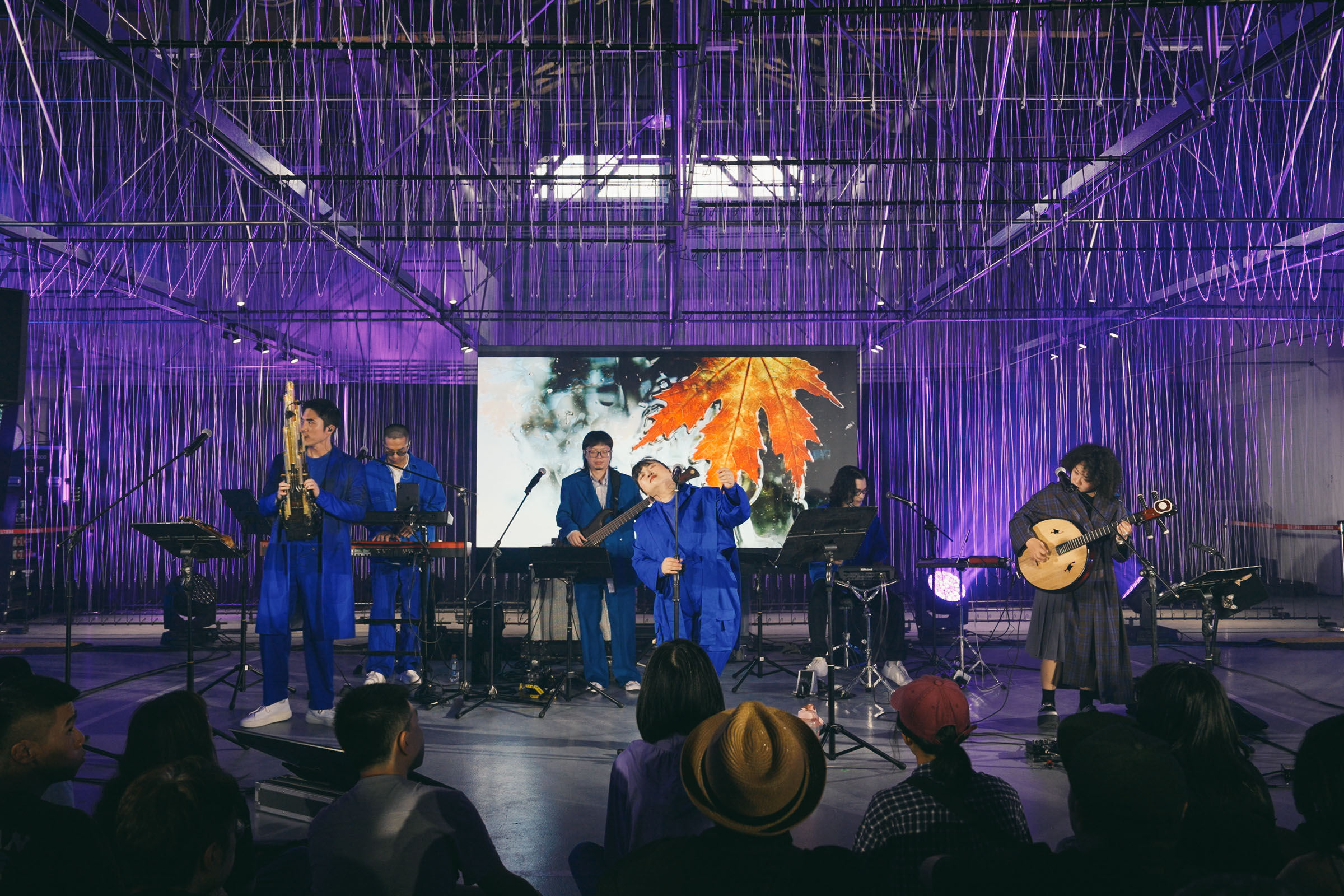 於文博會限定音樂表演中,ViewSonic 138吋LED折疊式顯示器憑藉高機動性、All-in-One設計與無縫色彩還原技術,在「接海之島」展區一隅打造沉浸式聲光體驗,強化視覺臨場感。